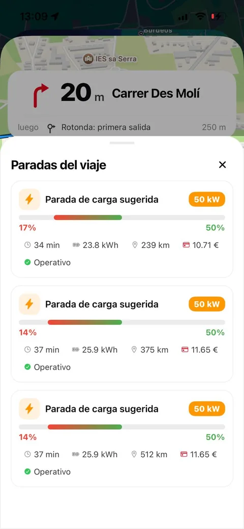 Paradas del viaje en ToyControl: tres paradas de carga sugeridas de 50 kW, cada una con el tiempo de carga, los kWh, el kilómetro del recorrido y el coste, y con la batería de llegada y de salida —del 17 % al 50 % la primera y del 14 % al 50 % las otras dos—. Las tres marcadas como operativas.