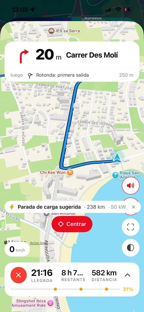 Ruta en directo de ToyControl en el móvil: siguiente maniobra a 20 metros en Carrer des Molí, después una rotonda a 250 metros, una parada de carga sugerida de 50 kW a 48 kilómetros y, abajo, llegada a las 21:16 con 8 h 7 min y 582 kilómetros restantes.