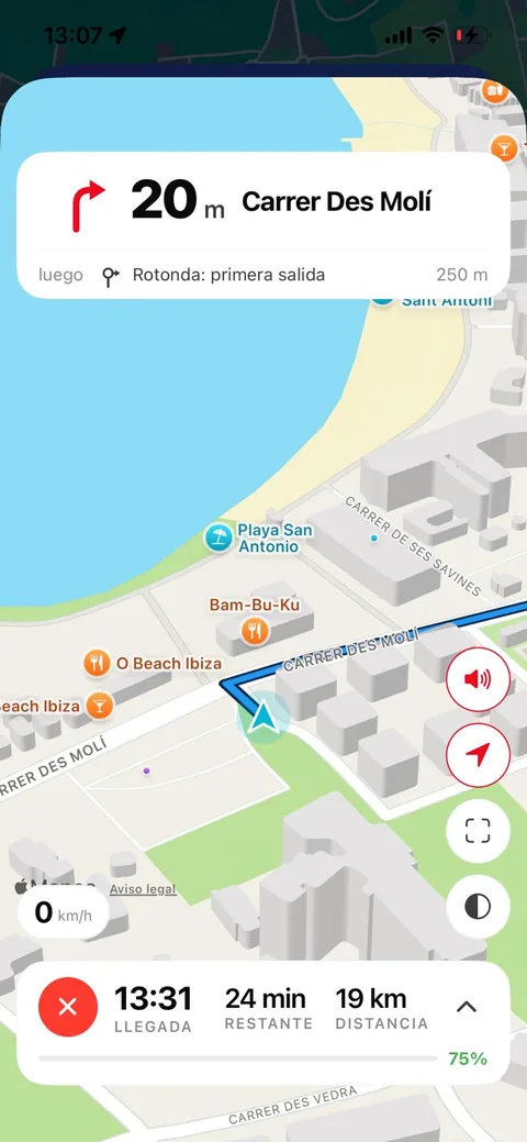 Pantalla de guiado de ToyControl en un iPhone: tarjeta de maniobra a veinte metros, la maniobra siguiente, hora de llegada, tiempo restante y distancia.